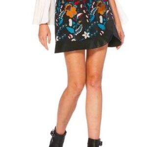 Laundry by Shelli Segal Faux Leather Black Skirt With Floral Embroidery. Small